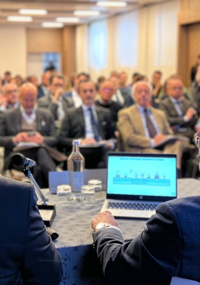 Sala dell'Unione Industriali gremita di gente