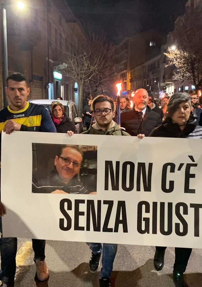 Duecento fiaccole ieri sera a Settimo per chiedere giustizia per Maurizio Gugliotta