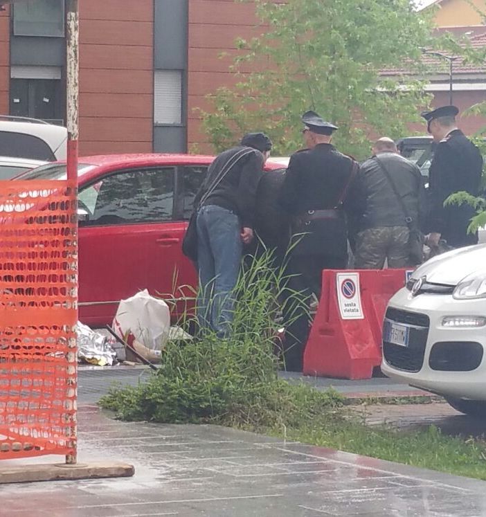 Omicidio-suicidio a Rivoli: un uomo spara all'ex moglie e la uccide. Poi rivolge la pistola contro se stesso: morto in serata (FOTO E VIDEO)