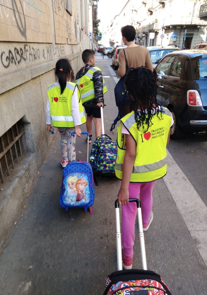 Tutti a scuola a piedi per le vie di San Salvario: &quot;Raccogliamo bambini a ogni fermata&quot;