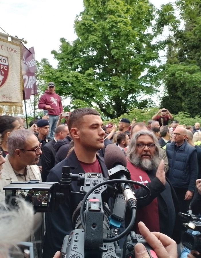In migliaia a Superga rendono omaggio al Grande Torino: &quot;Invincibili e Immortali&quot;