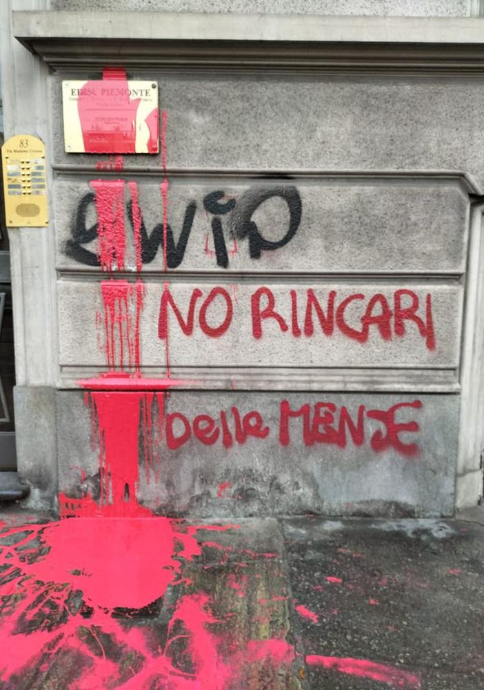 scritte in vernice sul muro