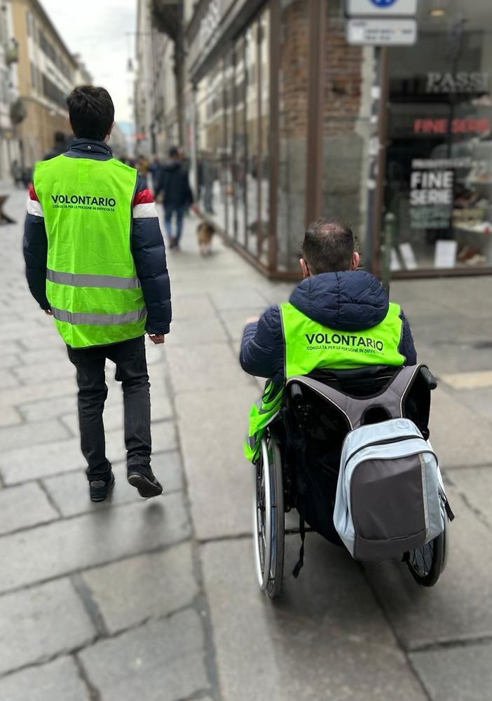 Ingresso vietato (o quasi) per i disabili nei negozi di Torino: il 75% delle attività commerciali non è accessibile
