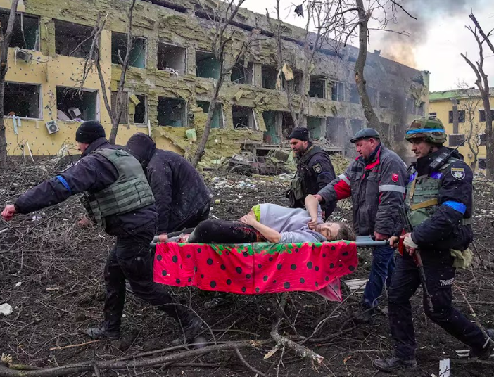 World Press Photo 2023: il tragico scatto al Mariupol Maternity Hospital e gli altri vincitori in mostra a Palazzo Barolo