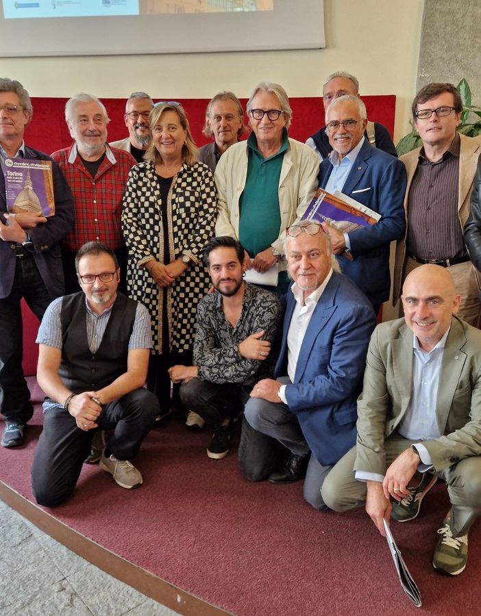 Foto di gruppo in sala Colonne del Comune di Torino