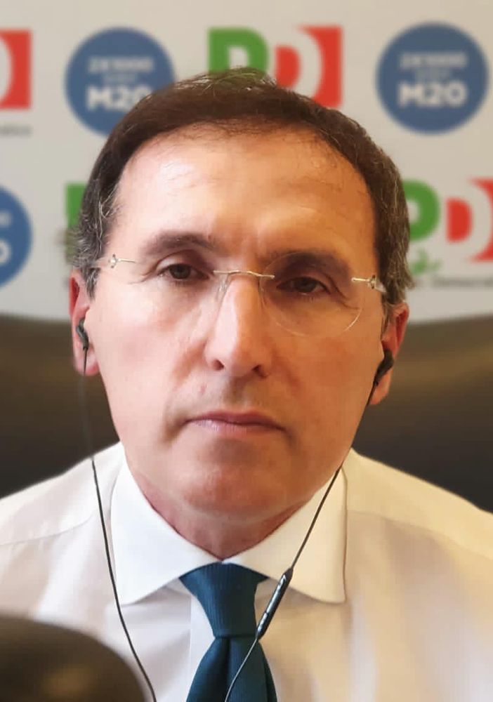 L'ex ministro ha in mano il dossier delle città al voto (foto tratta dalla pagina Facebook)