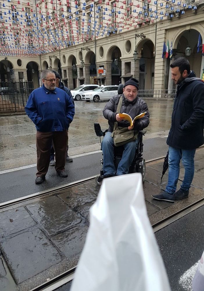 Blocca il tram perchè non può salirci sopra con la carrozzina: la protesta di Francesco