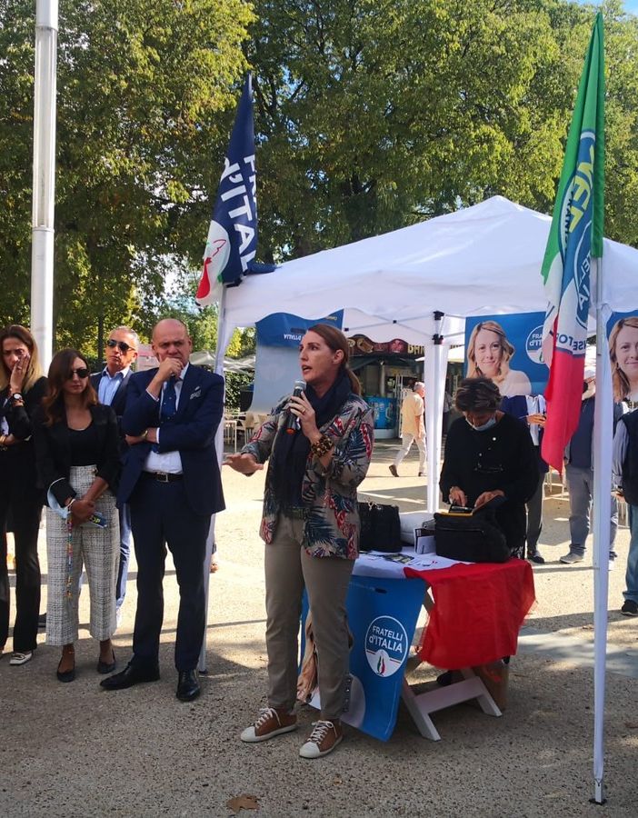 politici FdI in piedi davanti allo stadio