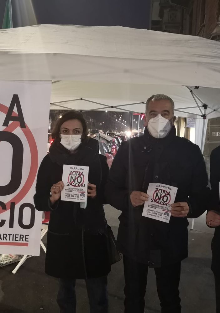 Bancarella con alcune persone attorno