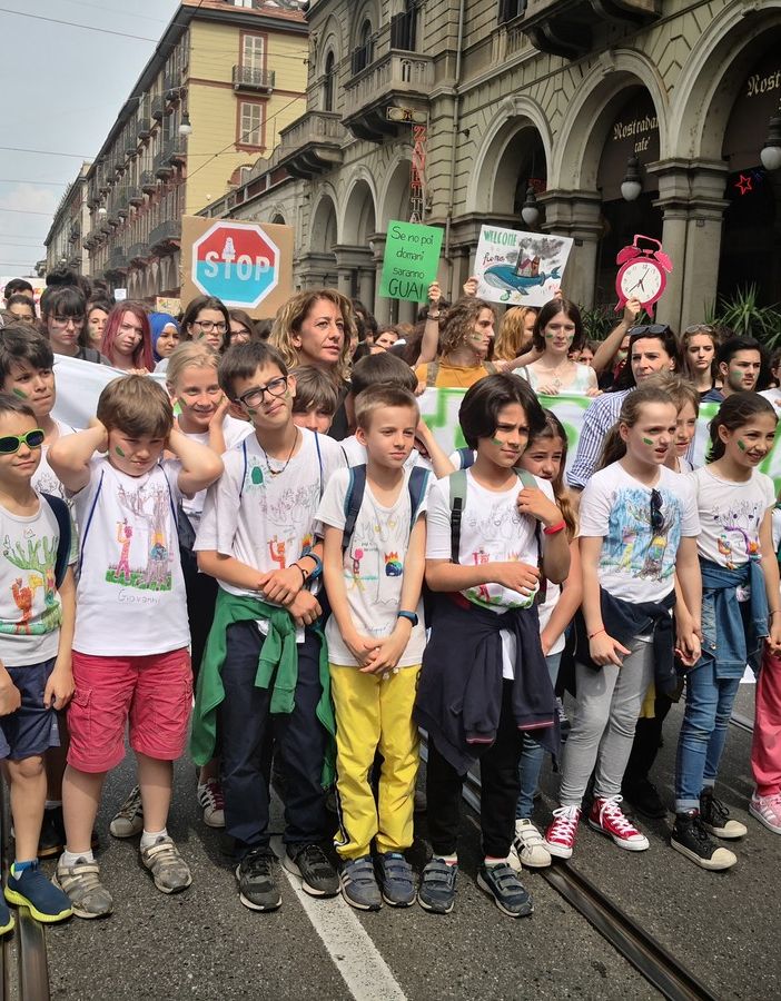 &quot;Fridays for future&quot; a Torino, la &quot;Canzone per la terra&quot; dei bimbi della Antonelli: &quot;Non mi togliete il futuro&quot;