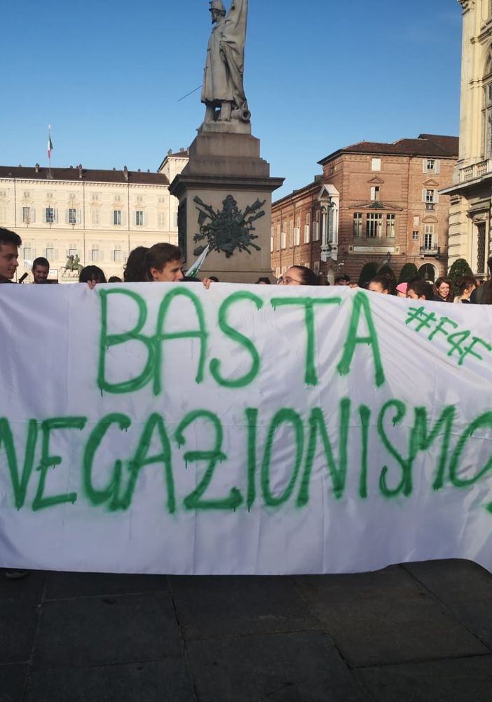 &quot;Ci avete rotto i polmoni&quot;: venerdì i Fridays for Future Torino manifestano sotto la Regione