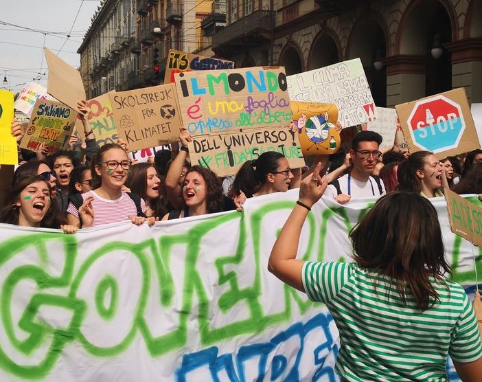 Giornata Mondiale dell'Ambiente: anche a Torino tornano in piazza i sostenitori di Greta e portano le scarpe