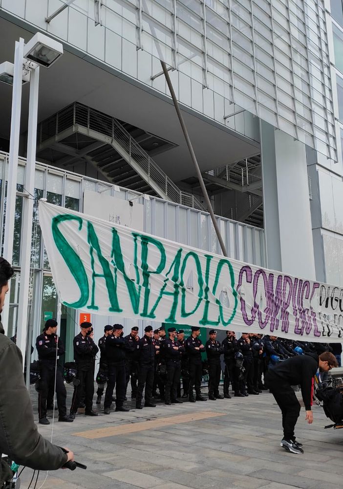manifestazione con striscioni e ragazzi