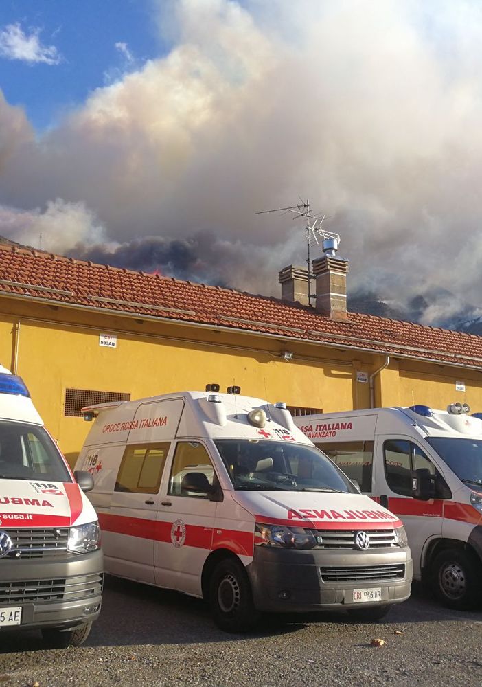 Incendio a Mompantero, vigili del fuoco in ospedale a Susa per intossicazione