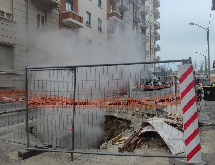 Colonne di fumo dal cantiere di via Mombarcaro: bisogna aspettare la chiusura del riscaldamento
