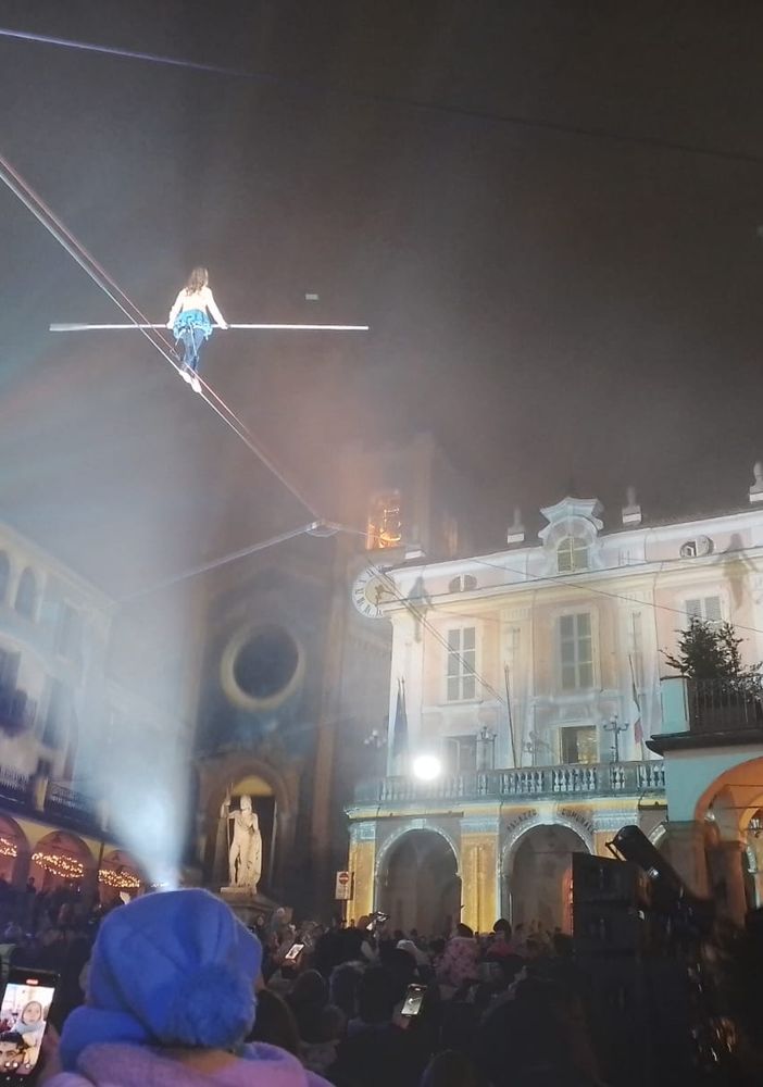 Acrobazie, funamboli e luci artistiche accendono il Natale di Moncalieri