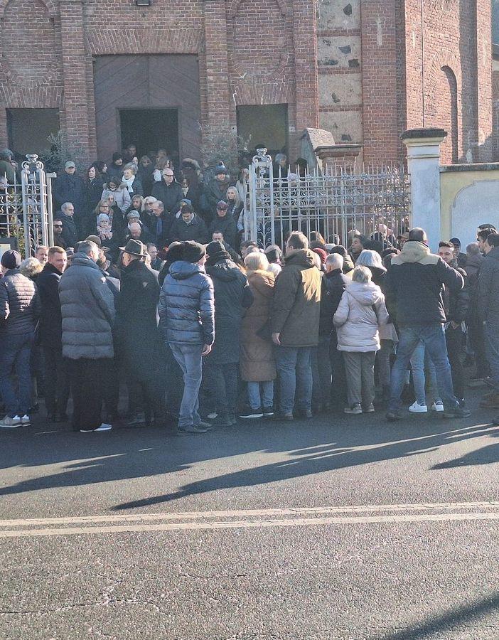 Folla commossa per l'ultimo saluto a Gian Mesturino: &quot;Una leggenda del teatro piemontese&quot; [VIDEO]