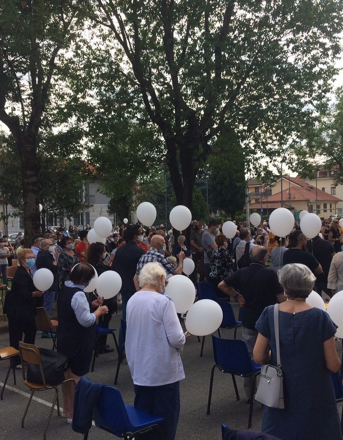 Collegno, palloncini bianchi per ricordare Riccardo