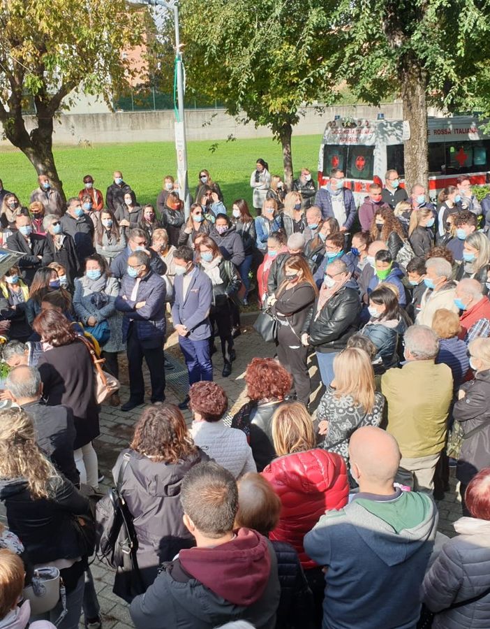 Una folla commossa per l'ultimo saluto a Maria Masi, vittima della follia a Venaria