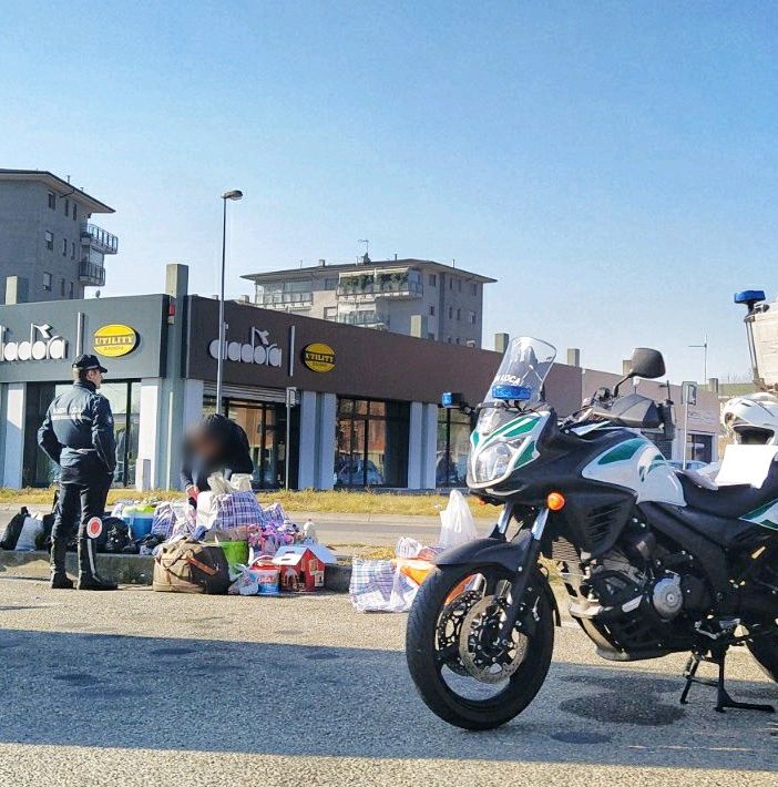 Venaria, scoperta merce sospetta in furgone fermato dalla Polizia Municipale