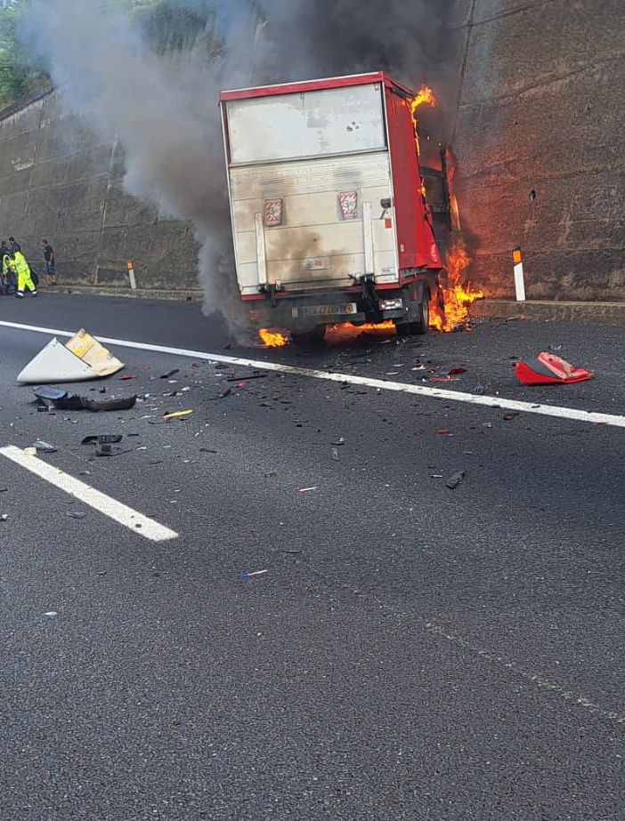 Una immagine del furgoncino avvolto dalle fiamme dopo l'incidente