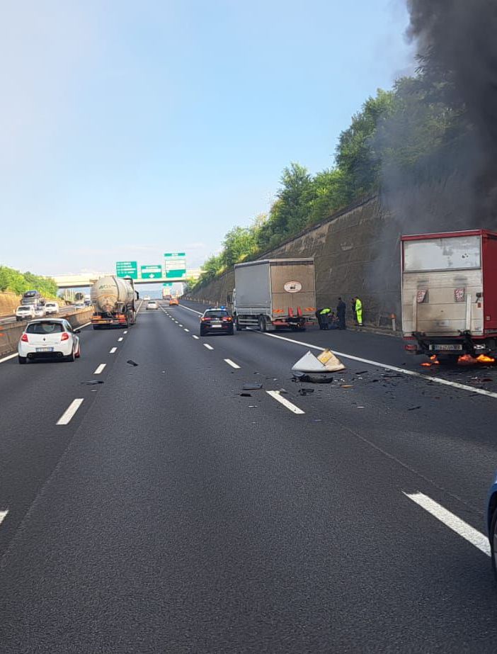 Furgone in fiamme poco prima di Interporto Sito