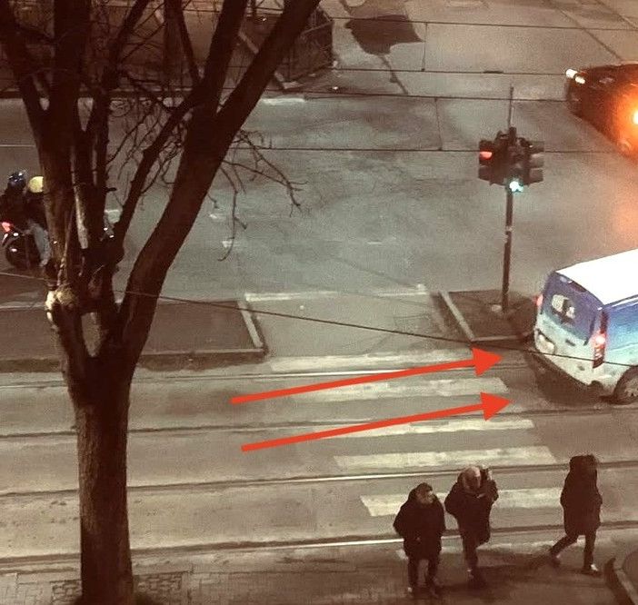 Sulle rotaie come un tram, automobilisti indisciplinati in corso San Maurizio