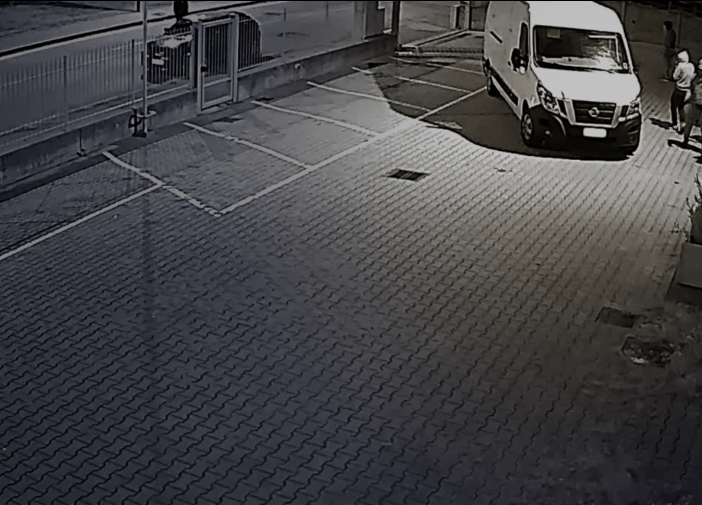 Rubavano veicoli con cui sfondavano i cancelli delle aziende che poi depredavano: 20 arresti [VIDEO]