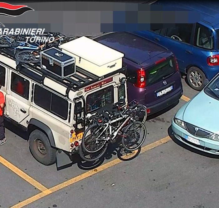 Nichelino: depredavano le auto dei clienti del supermercato, presa la banda del parcheggio