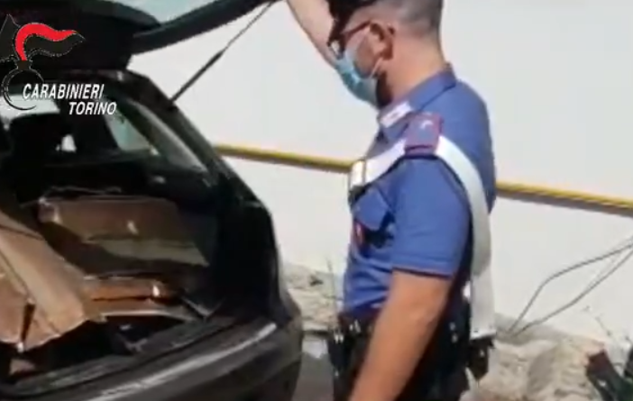 carabinieri apre bagagliaio di auto con rame rubato
