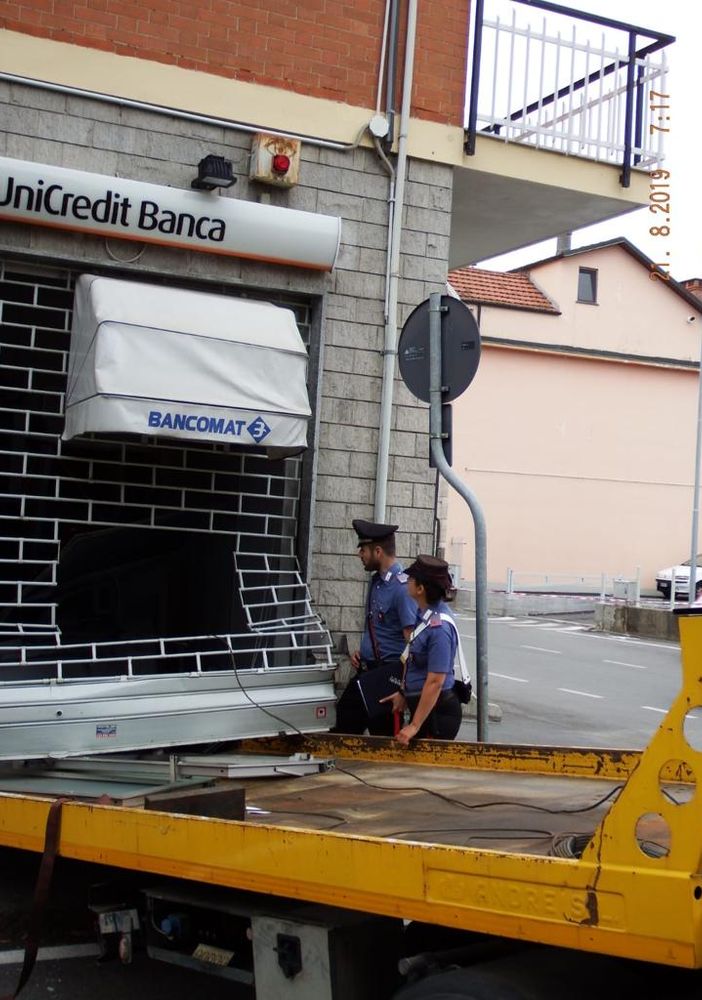 Tentano di sradicare un bancomat a Piscina con un carro attrezzi e poi scappano in auto