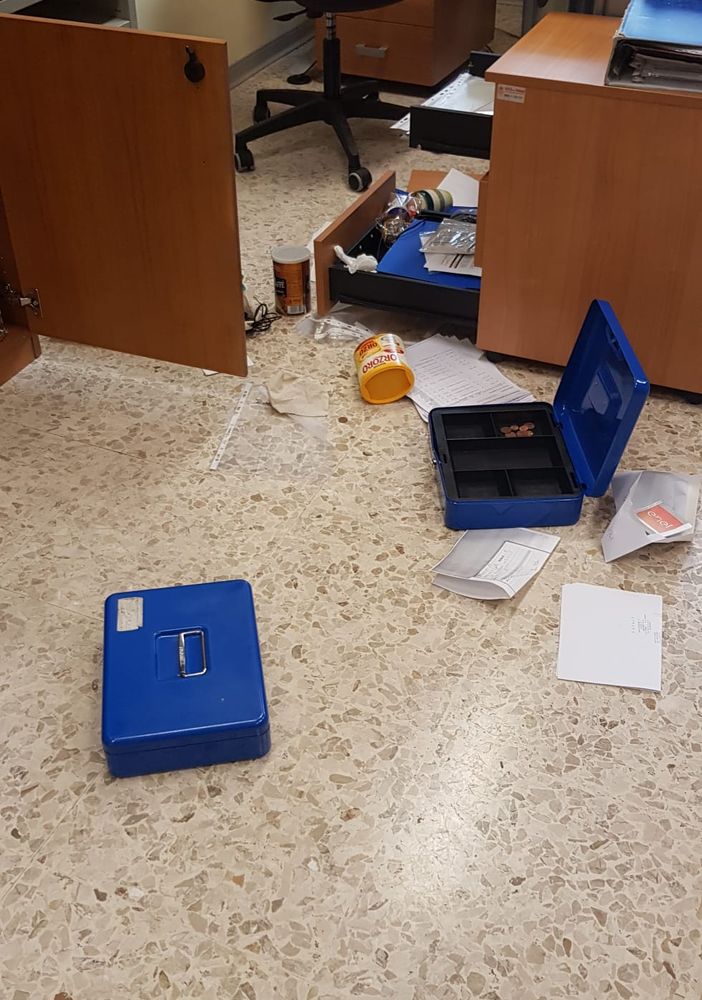 uffici in disordine e oggetti alla rinfusa dopo il blitz dei ladri in circoscrizione 4 uffici in disordine e oggetti alla rinfusa dopo il blitz dei ladri in circoscrizione 4
