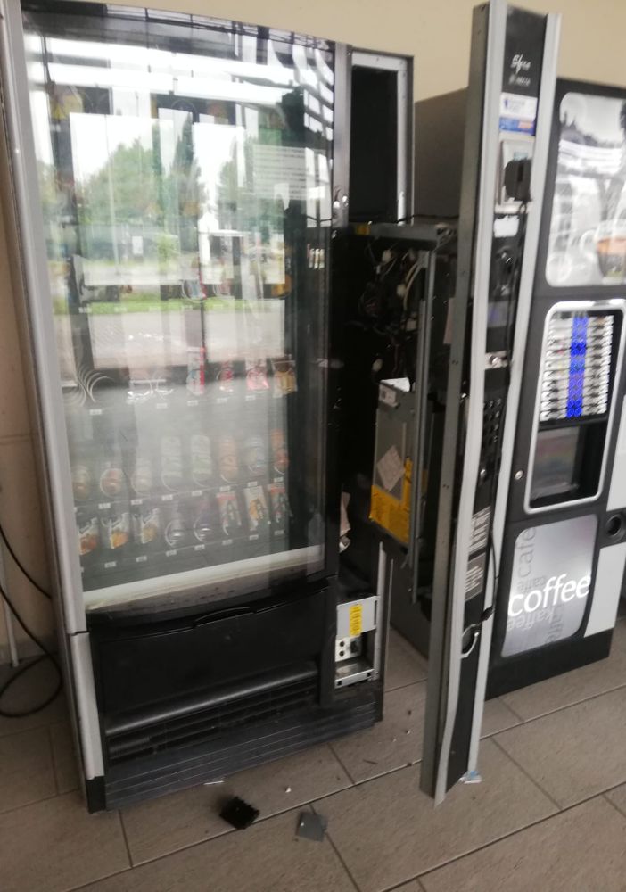 macchine distributori automatici distrutti