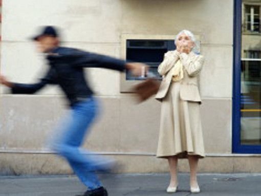 Ruba un motorino, poi fa il pieno senza pagare e alla fine tenta di scippare una donna: arrestato