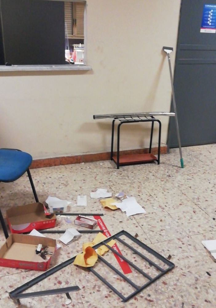 Le immagini della devastazione portata dai ladri presso la scuola Benedetto Croce, istituto comprensivo Ilaria Alpi