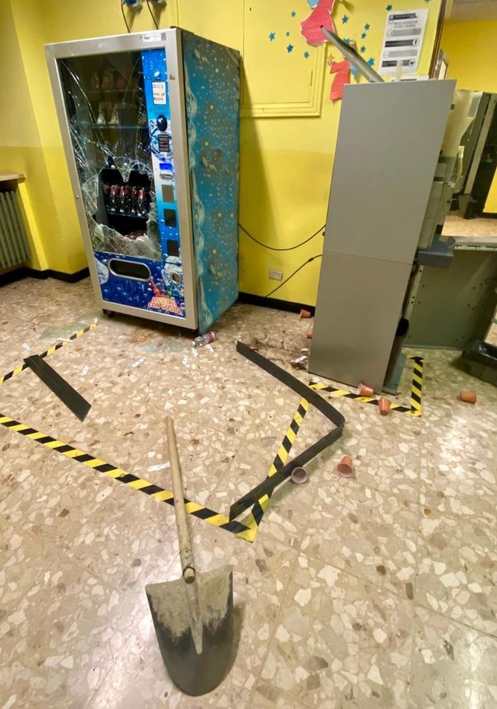 danni e vetri rotti all'interno di una scuola