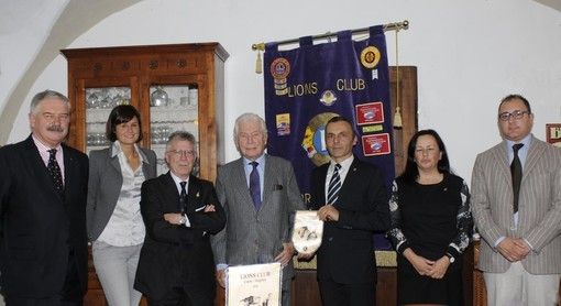 Un'immagine del 2013: Gabetti (al centro nella foto) racconta le proprie origini doglianesi ai soci del locale Lions Club Un'immagine del 2013: Gabetti (al centro nella foto) racconta le proprie origini doglianesi ai soci del locale Lions Club