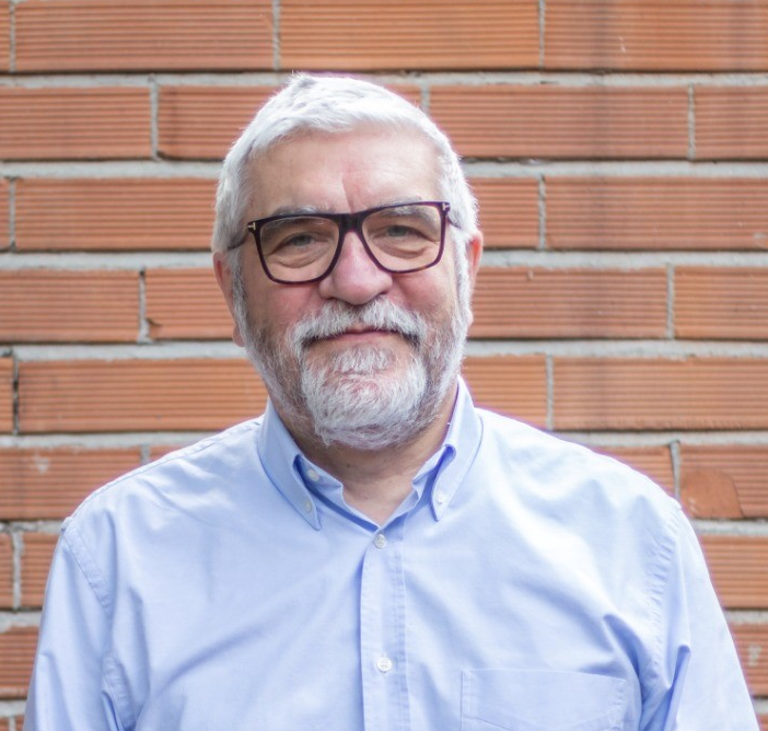 Capizzi con le mani in tasca sorridente