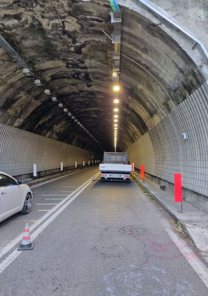 cantiere all'interno di una galleria