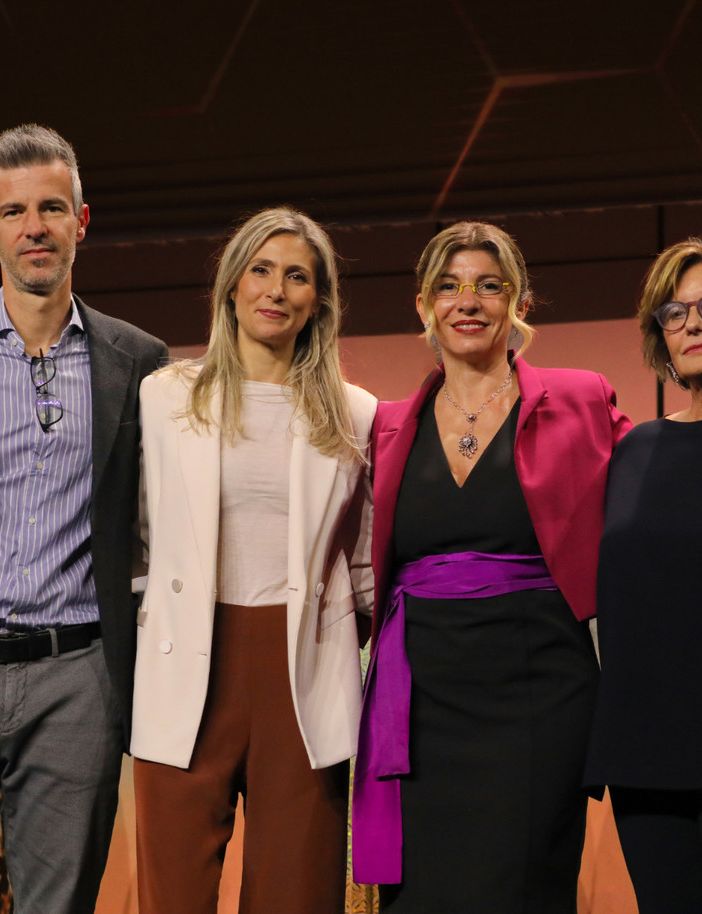 sala gremita con persone sul palco