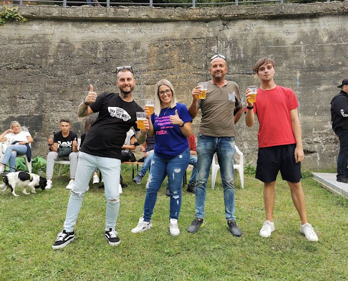 Quattro persone in piedi