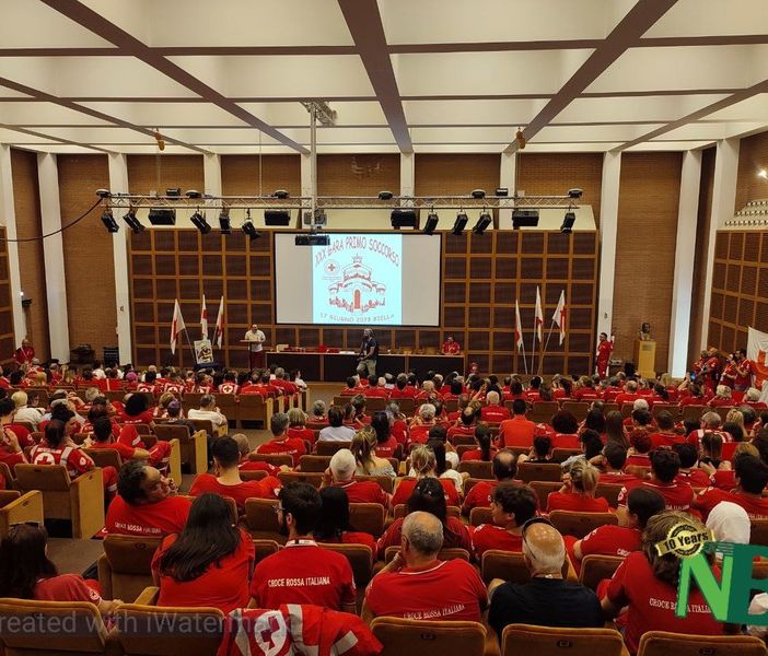 riunione della croce rossa in un teatro