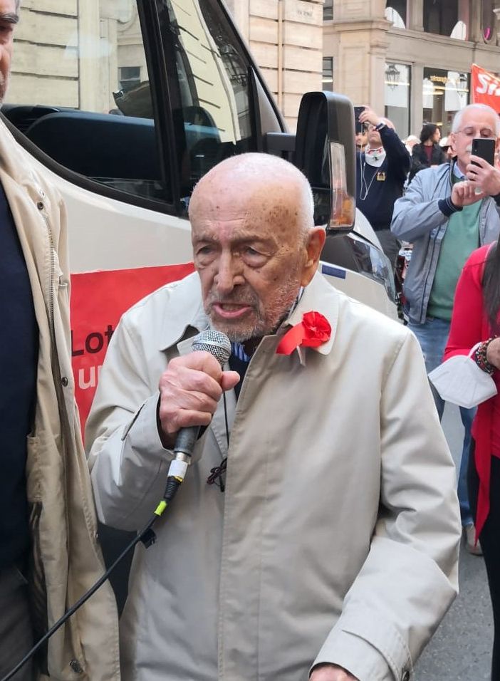 Partigiano parla al microfono