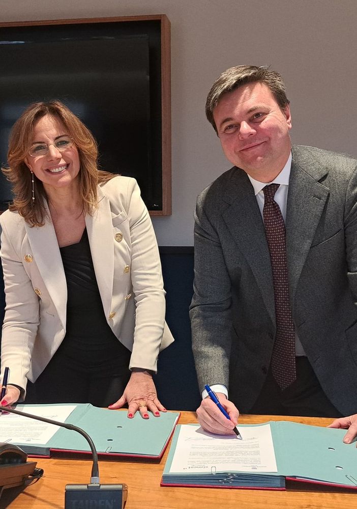 uomo e donna firmano documento