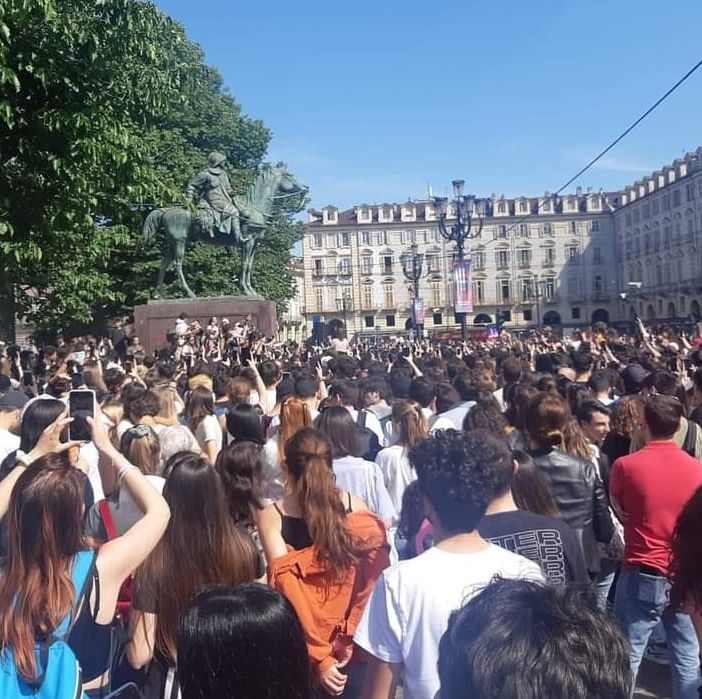 Non solo Eurovision, la musica è in tutta la città: Gazzelle improvvisa un concerto in piazza Castello, gli Eugenio davanti al Comune
