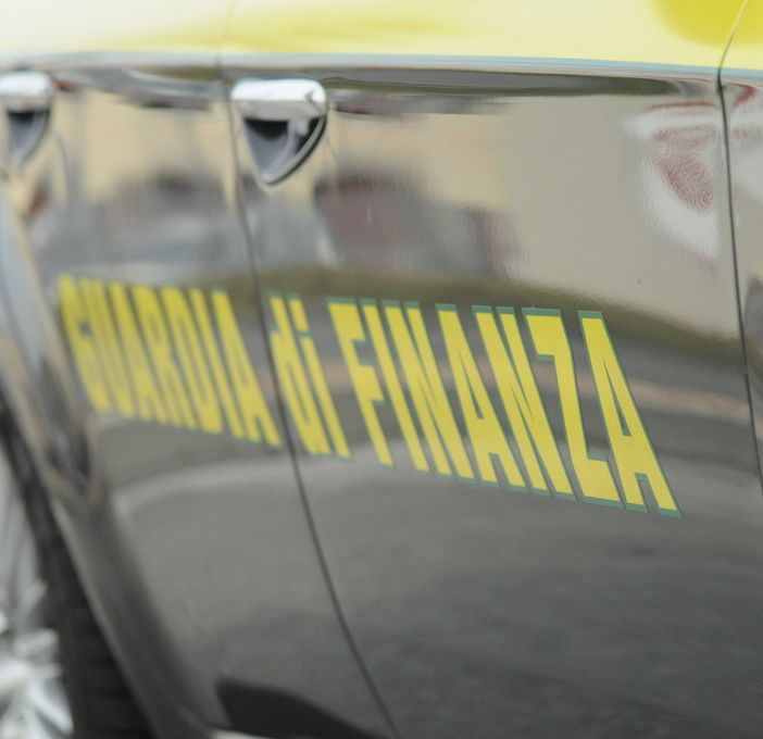 Bolidi con targhe straniere per pagare meno tasse: la Gdf dà un giro di vite