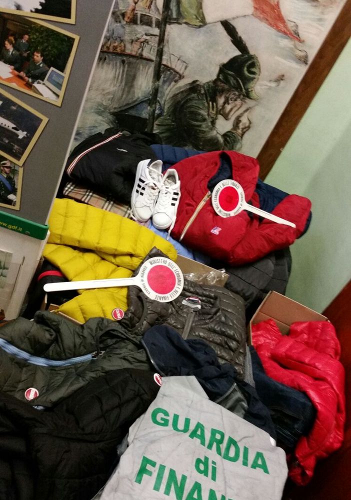 Vendeva vestiti porta a porta, ma taroccati: denunciato dalla Gdf