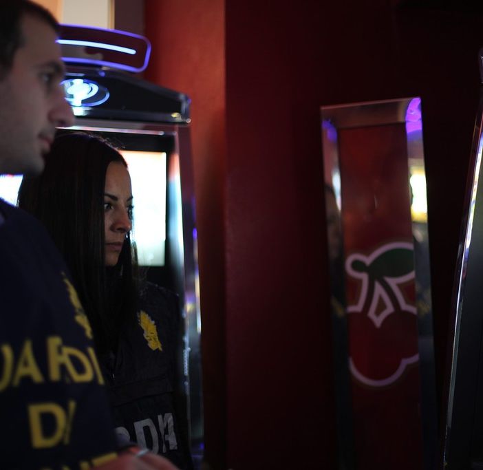 Perde una fortuna alle slot machine: sfoga la sua frustrazione prendendole a pugni