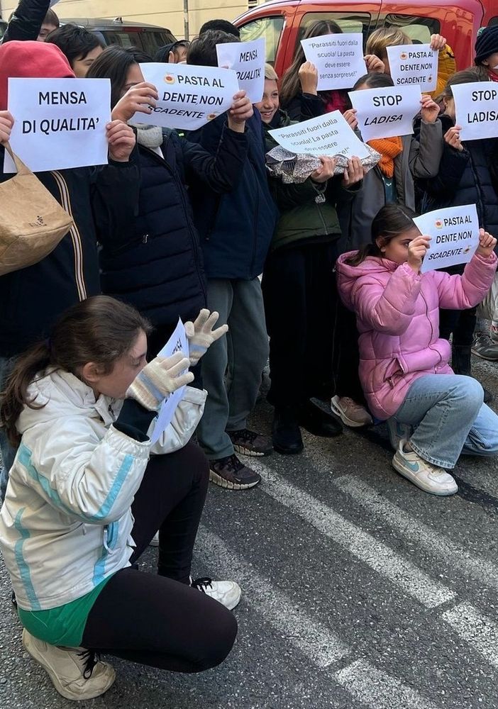 Genitori e bimbi della primaria D'Azeglio mangiano in strada per protesta