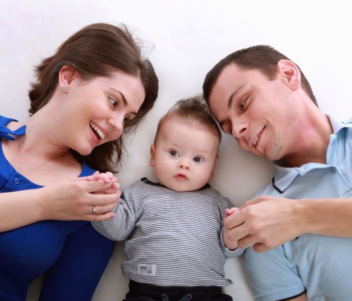 mamma, papà e un bimbo in mezzo a loro